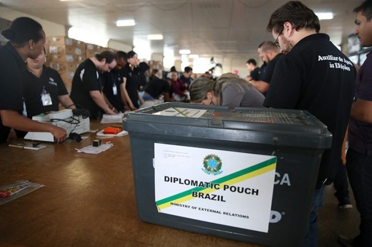 Urnas eletrônicas sendo preparadas para o envio ao exterior - (Foto: José Cruz/Agência Brasil)