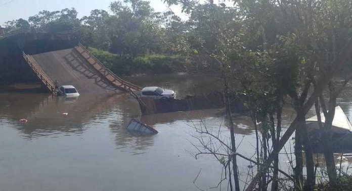 Ponte da BR-319 desabou, e veículos caíram em rio de Careiro (AM) | Foto: Reprodução / R7