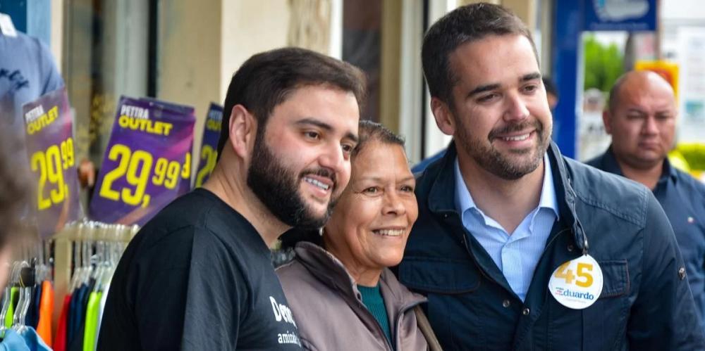 Candidato ao governo do Estado, Eduardo Leite, em caminhada com apoiadores na Avenida Assis Brasil. | Foto: Guilherme Almeida
