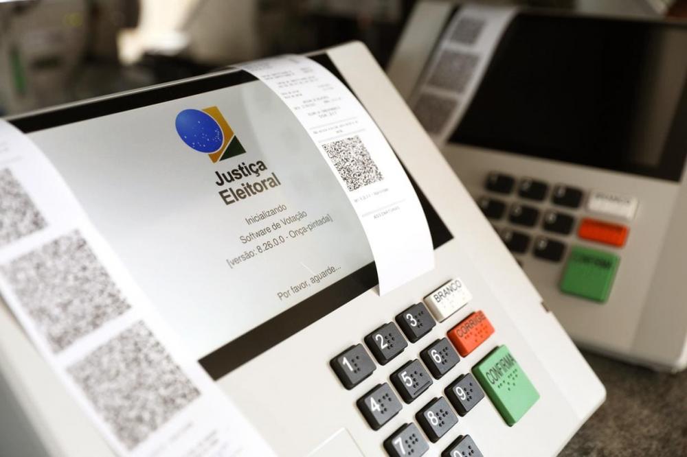Procedimento de carga e lacração das urnas eletrônicas, feito pelo TSE, em Brasília — Foto: Alejandro Zambrana/Secom/TSE