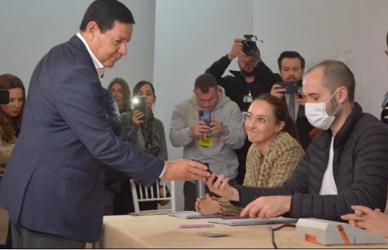 Hamilton Mourão vota em Porto Alegre e está otimista com as eleições | Foto: Guilherme Almeida/CP