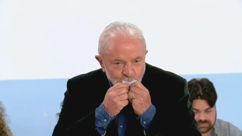 Após votar, Lula beijou o comprovante de votação. — Foto: Reprodução/TV Globo