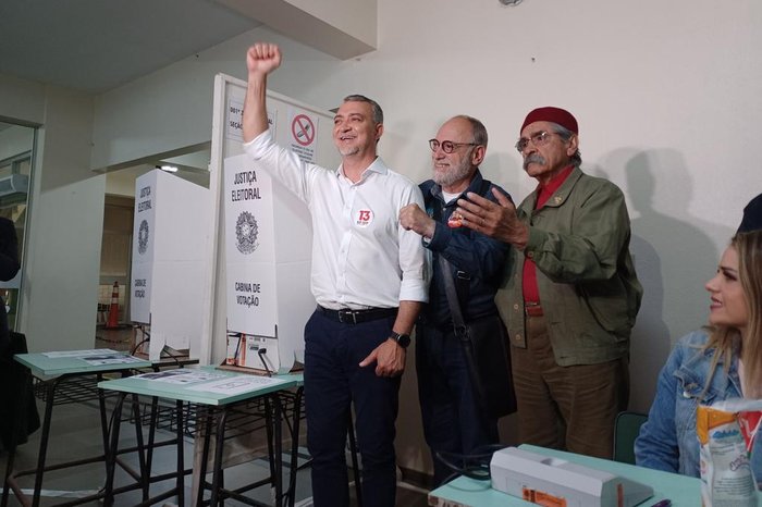 Pretto votou por volta das 9h40min no Colégio Bom Jesus Sévigné, no Centro Marcela Panke / Agência RBS