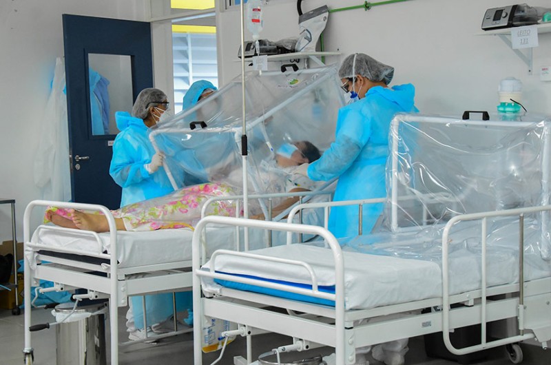 Enfermeiros em hospital de campanha em Manaus: garantia do piso da categoria depende de recursos - INGRID ANNE/Fotos Públicas
