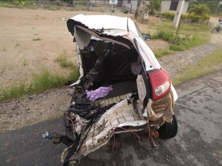 Motorista do veículo morreu no local; passageiro foi socorrido(Foto: PMRV/Divulgação)