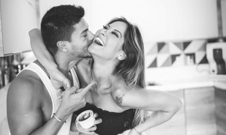 Influenciadora digital publicou uma foto com o ator da época em que estava grávida da filha Sophia