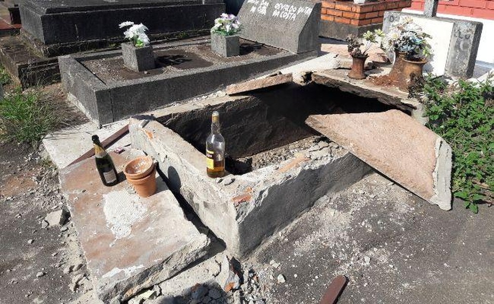 Polícia encontrou garrafas de bebidas, caixa de fósforos e ossada desconhecida em túmulo vandalizado — Foto: Polícia Civil / Divulgação