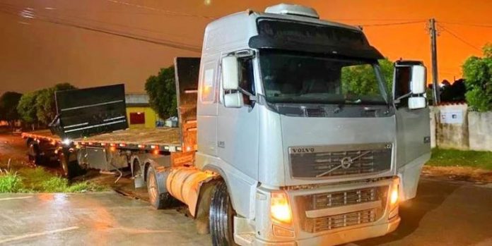 Caminhão roubado foi recuperado no Paraguai | Foto: PCSC / CP Memória