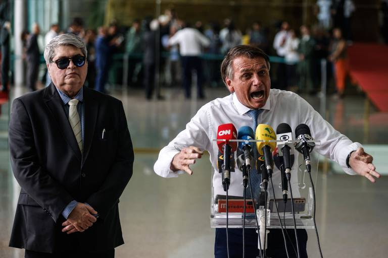 O presidente Jair Bolsonaro durante entrevista coletiva no Palácio da Alvorada, ao lado do apresentador Datena - Gabriela Biló/Folhapress