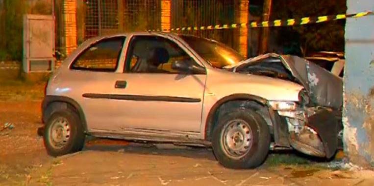 Carro chocou-se contra prédio na fuga | Foto: Record TV RS / Divulgação / CP
