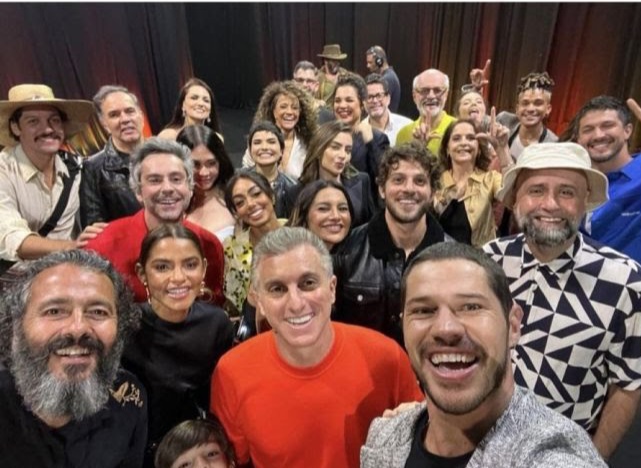 Os gestos políticos no fundo da foto – Reprodução/Instagram