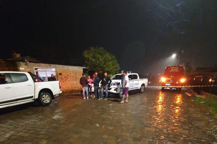 Vítima foi encontrada com marcas de tiros dentro de caminhonete na noite de terça-feira (11) CBMRS / Divulgação