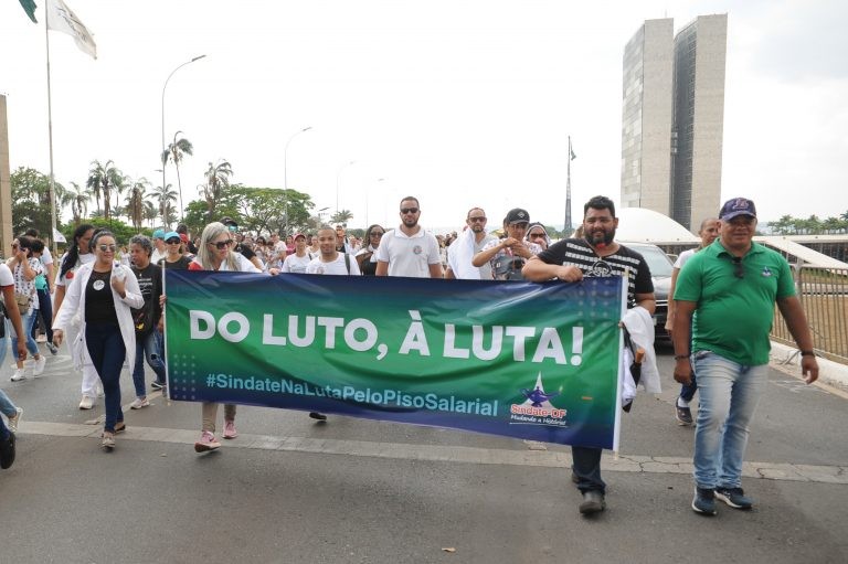 Manifestação de enfermeiros reivindicando o pagamento do piso salarial da categoria - (Foto: Billy Boss/Câmara dos Deputados)