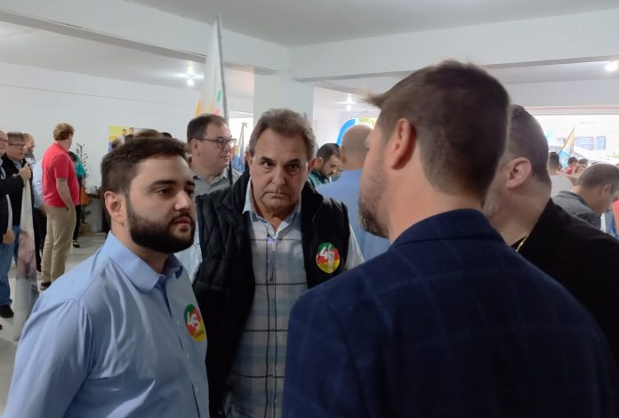 Gabriel esteve com lideranças locais (Foto: Elisangela Favaretto)