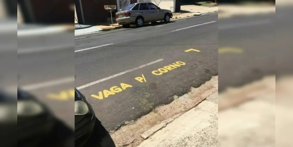 O morador fez a pintura por estar incomodado com clientes de bar nas proximidades que estacionam na frente do imóvel - Foto: Divulgação