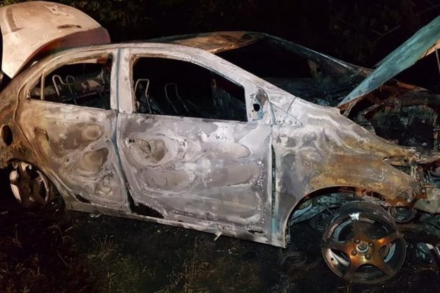 Carro utilizado pelos autores dos disparos, encontrado carbonizado. Foto: Polícia Civil