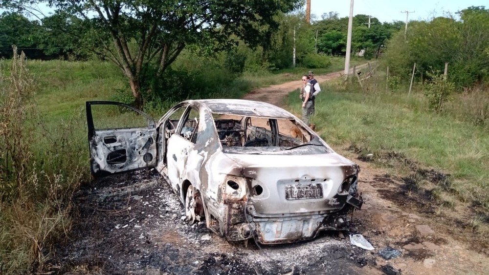 Carro foi localizado próximo ao rio dos Sinos, em São Leopoldo — Foto: Brigada Militar / Divulgação