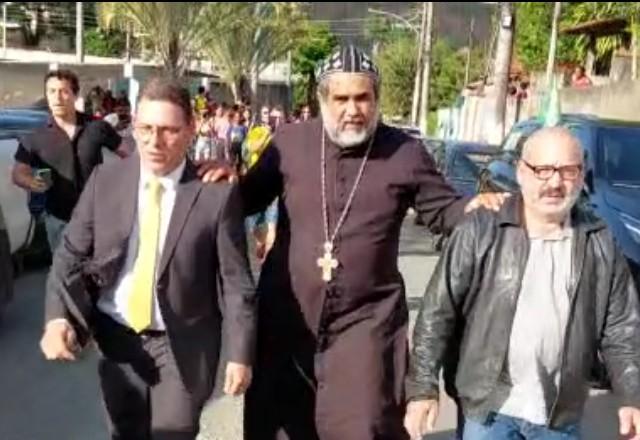 Padre Kelmon chega à casa de Roberto Jefferson no RJ