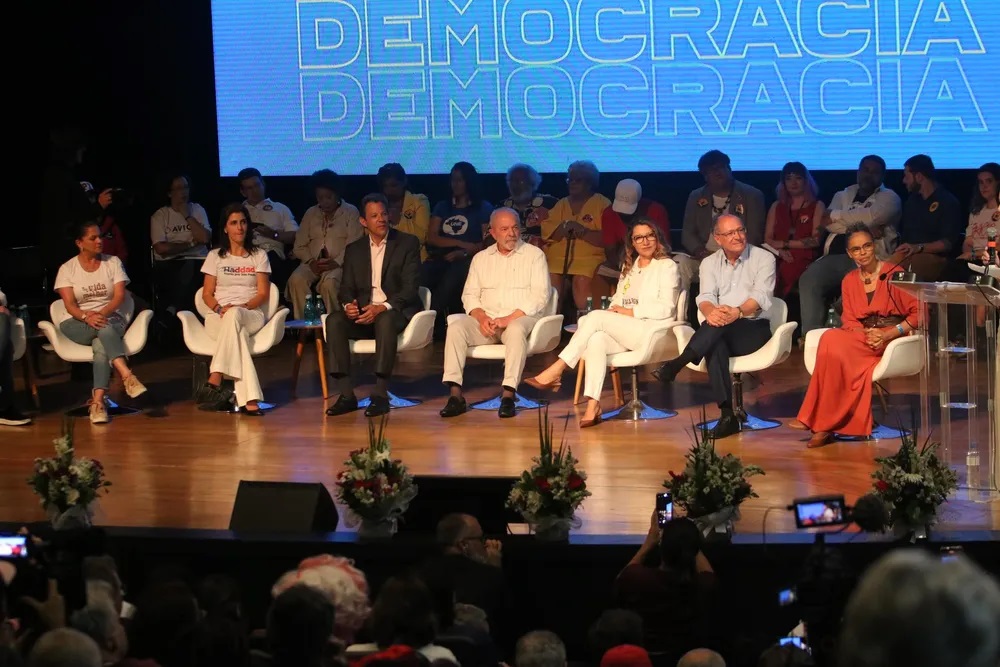 Apoiadores do candidato à presidência Lula durante evento de campanha — Foto: TOMZÉ FONSECA/FUTURA PRESS/ESTADÃO CONTEÚDO