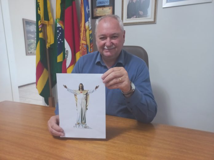 Prefeito Armando Mayerhofer e o projeto do Cristo Acolhedor (Foto: Divulgação)