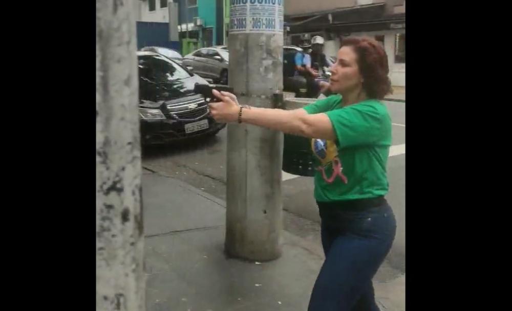 Carla Zambelli aponta arma contra homem em São Paulo | Foto: Reprodução