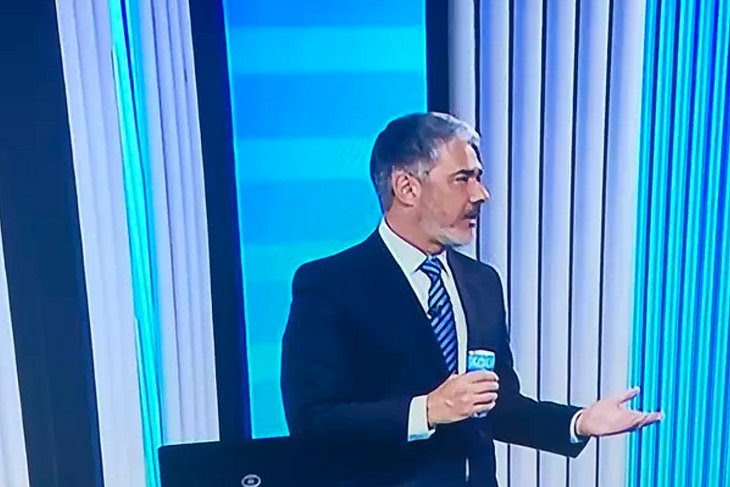 Bonner explica barulho de latinha que vazou no ao vivo: 'É água'