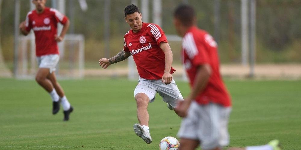 Musto sentiu um problema físico, foi atendido e depois foi para o vestiário com o médico Guilherme Caputo | Foto: Ricardo Duarte / Inter / Divulgação / CP