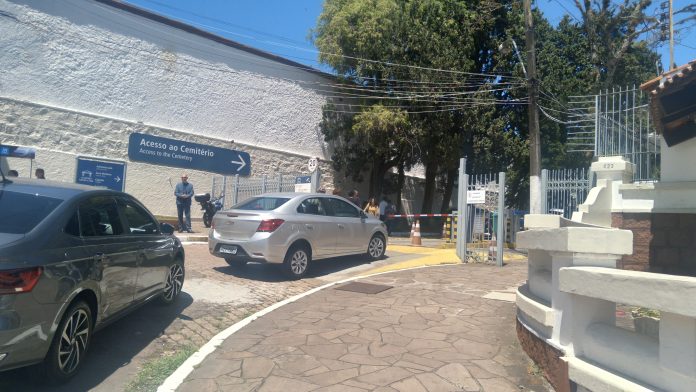 Fluxo de veículos provocou engarrafamento nas imediações do Cemitério Santa Casa, bairro Azenha, em Porto Alegre | Foto: Everton Calbar/Rádio Guaíba