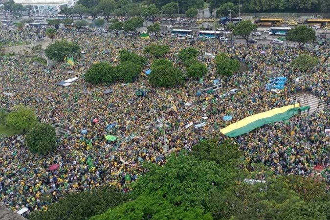 Bolsonaristas pedem intervenção militar na sede das Forças Armadas no Rio - (crédito: Lucas Araújo / Rádio Tupi )