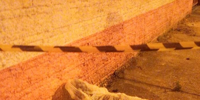 Crime ocorreu na rua Tapes e foi isolado pelo 15º BPM | Foto: BM / Especial / CP