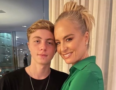 Angélica comemora os 15 anos de Benício Huck que surge enorme: 