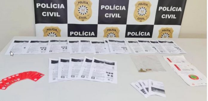 Documentos feitos em um gráfica foram apreendidos na ação | Foto: PC / Divulgação / CP