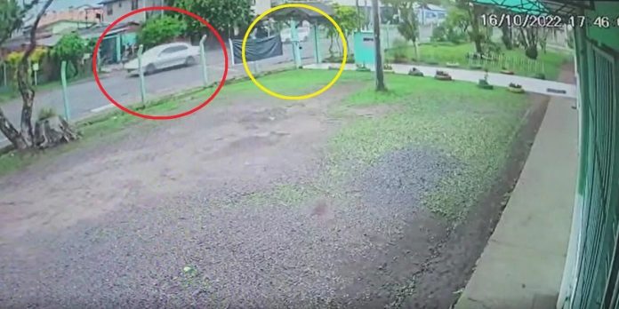 Perseguido pelo Prisma, o Peugeot (em vermelho) passa pelo Gol (em amarelo), onde estava a vítima | Foto: Record TV RS / Especial / CP