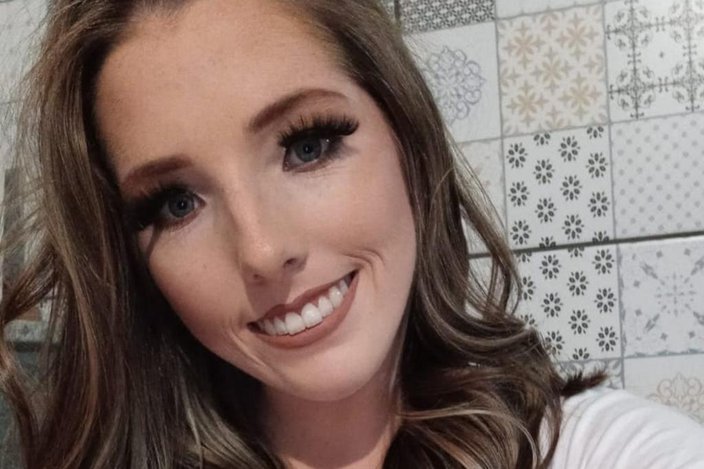 A jovem estava na calçada, com amigos, quando o ex se aproximou, segundo a polícia, e disparou contra elaArquivo Pessoal / Arquivo Pessoal