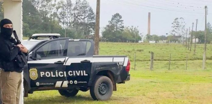 Policiais civis cumpriram oito ordens judiciais, sendo efetuadas duas prisões | Foto: PC / Divulgação / CP