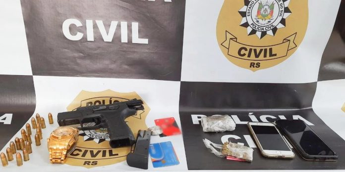 Houve duas prisões e apreensão de arma, munição, drogas e celulares | Foto: PC / Divulgação / CP