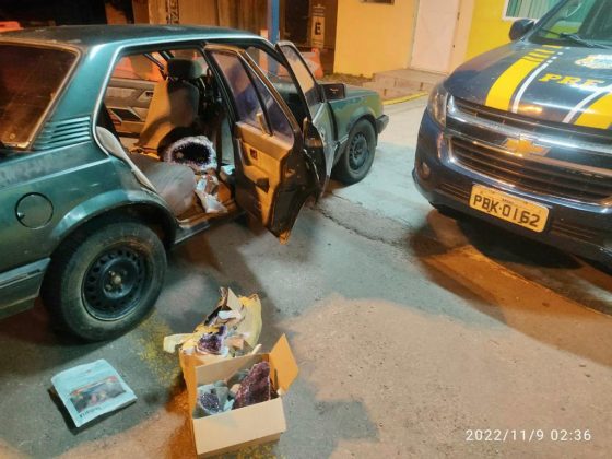 Monza carregava 300 quilos de pedras ametista em Santa Maria. Foto: Divulgação PRF