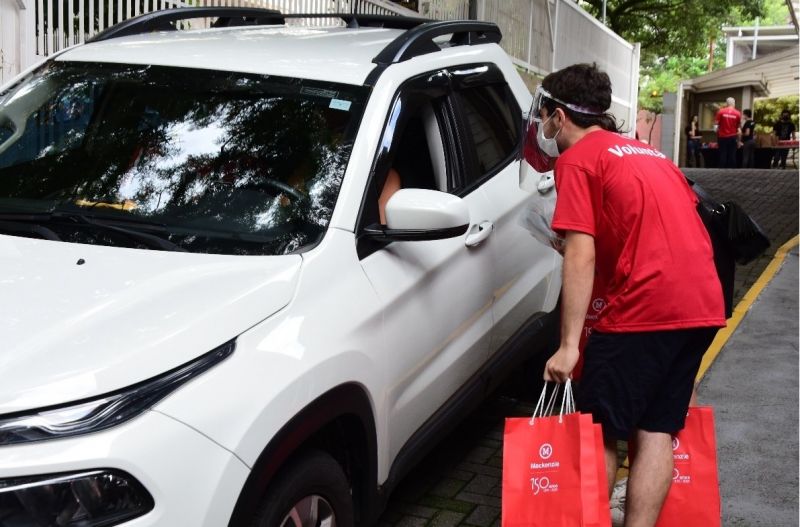 Calouros recebem kit de boas vindas e conhecem a universidade por drive thru - (Foto: Divulgação)
