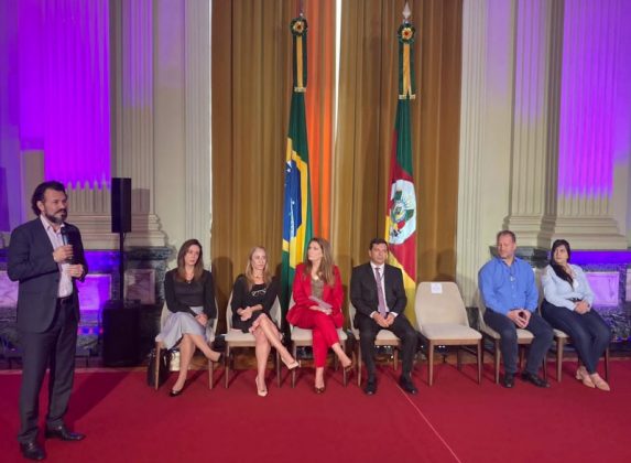 Equipamento vai monitorar agressores em Porto Alegre e Canoas, inicialmente. Foto: Cerimonial DPE/RS