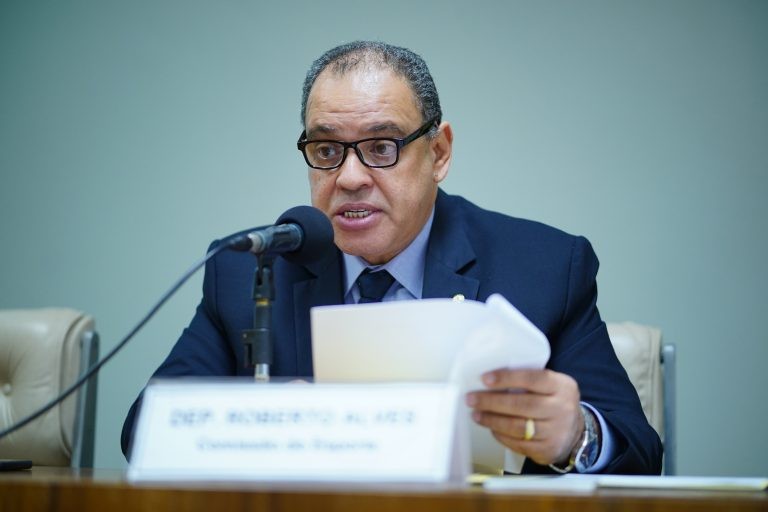 Alves: medida contribui para a proteção dos direitos dos idosos - (Foto: Pablo Valadares/Câmara dos Deputados)