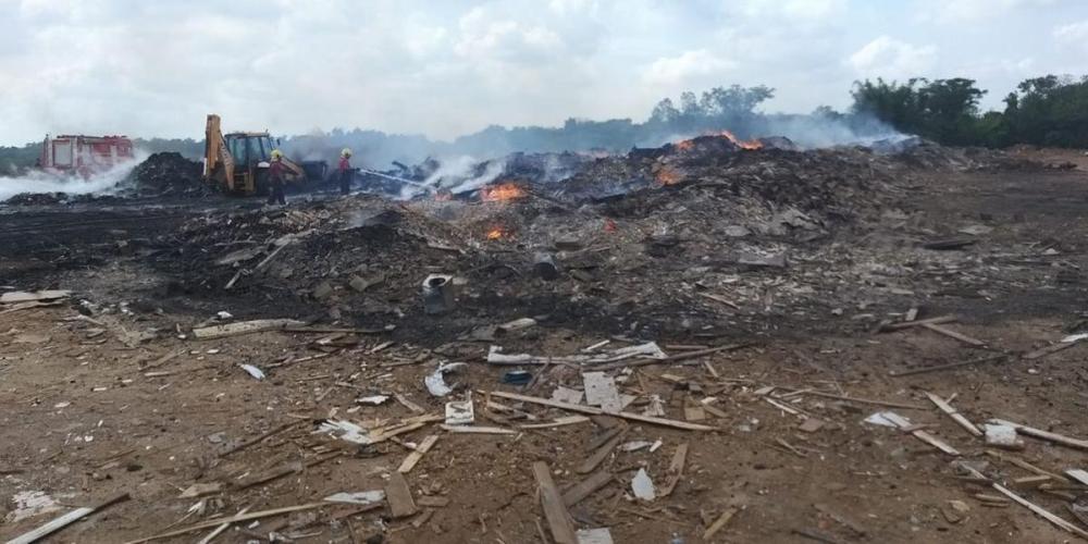 Bombeiros trabalham para combater rescaldo de incêndio | Foto: Paulo Osório / Especial / CP