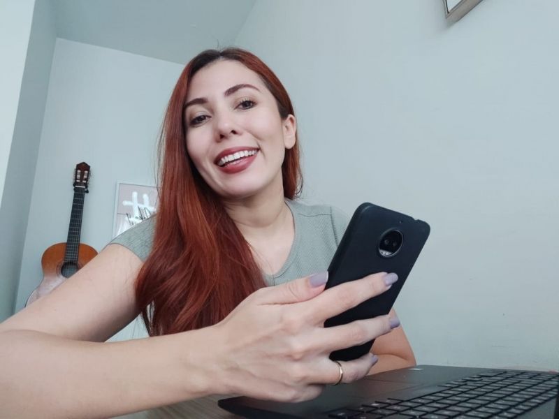 Professora Chiara Furtado usa aplicativo de conversa para dar aulas - (Foto: Arquivo Pessoal)