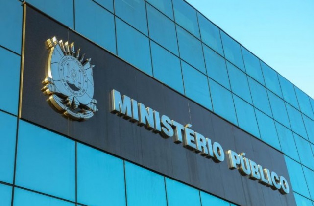 Segundo a denúncia, Ânderson Tolledo utilizou um instrumento contundente, ainda não identificado, para matar a vítima