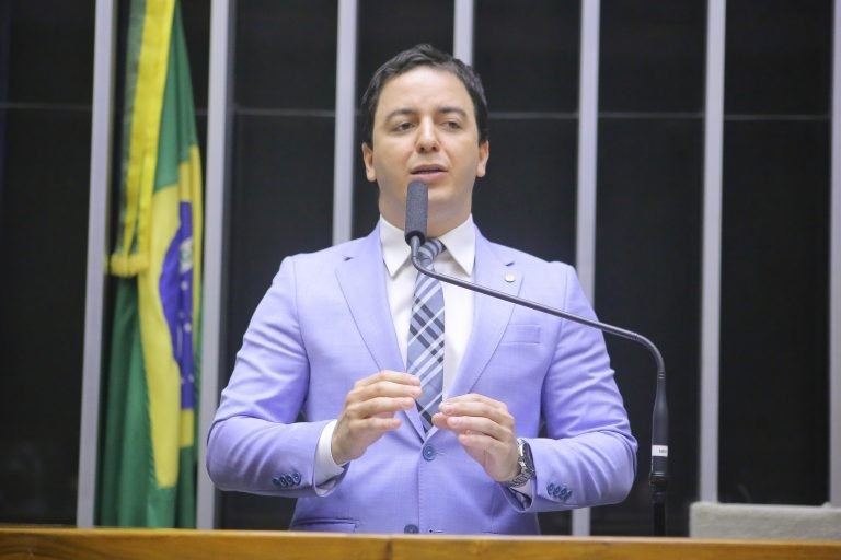 Célio Studart: a marcação a ferro candente causa sofrimento desnecessário ao animal - (Foto: Paulo Sérgio/Câmara dos Deputados)