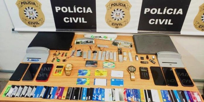 Mais de 150 cartões bancários e de crédito, do Cidadão e do Bolsa Família, foram também recolhidos | Foto: PC / Divulgação / CP