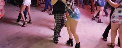 Foto meramente ilustrativa de pessoas dançando num baile.