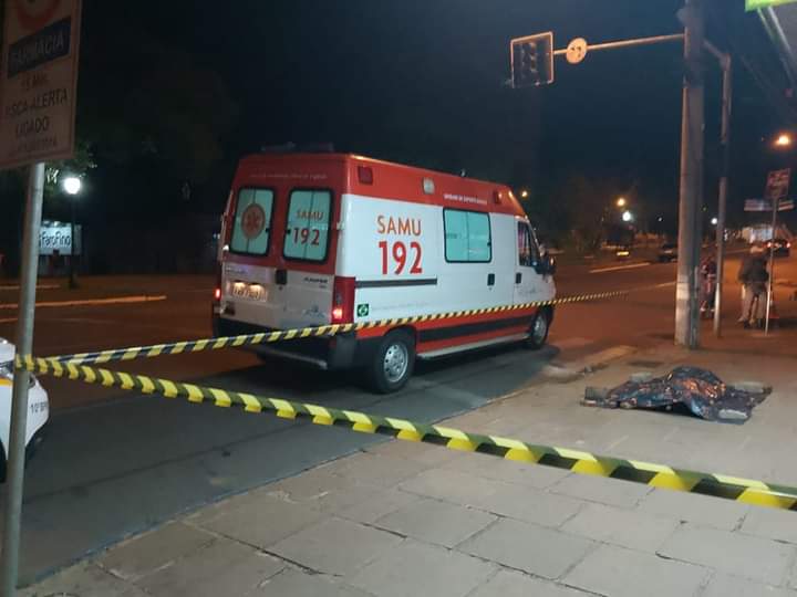 Em noite trágica, Lagoa Vermelha registra dois óbitos no centro Equipes do Corpo de Bombeiros, SAMU e Brigada Militar foram acionados na madrugada deste sábado (19), por volta das 01:30 horas para atender ocorrência de disparos de arma de fogo, na área c