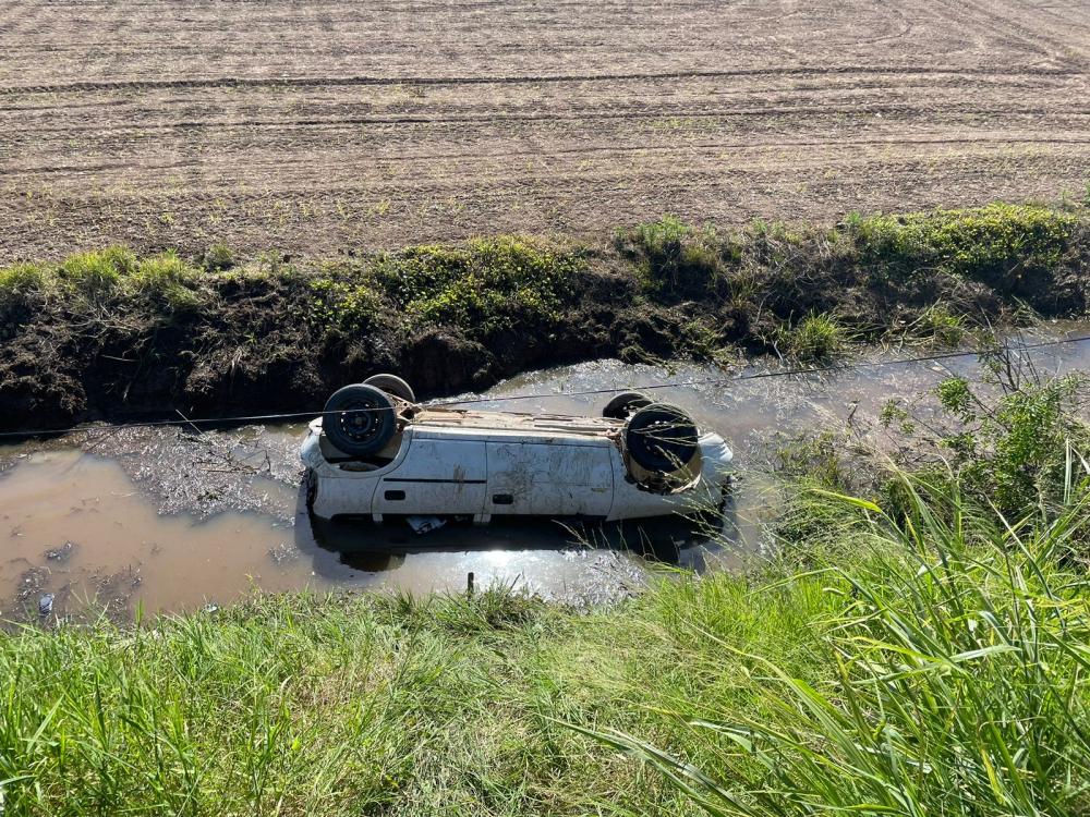 Carro saiu da pista e capotou nas margens da rodovia (Foto: PMRv)