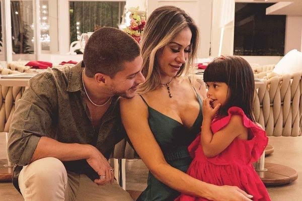 Arthur Aguiar, Maíra Cardi e filha