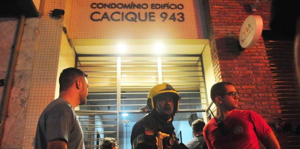 Bombeiros controlaram situação por volta das 22h30min | Foto: Fabiano do Amaral